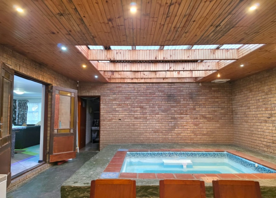 To Let 3 Bedroom Property for Rent in Uitzicht Western Cape
